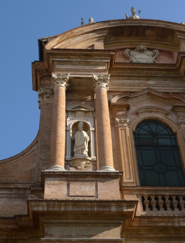 ''Una statua fra le colonne'' - Reggio Emilia