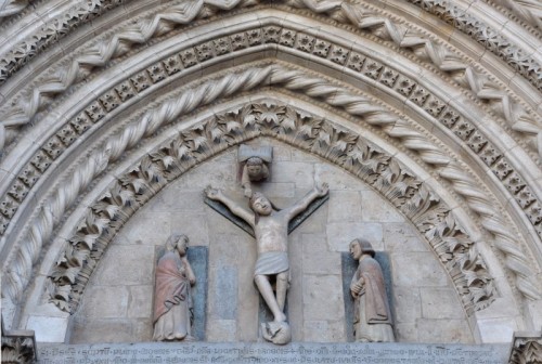 Larino - Crocifissione in lunetta tra le ogive gotiche