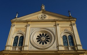 Tra timpano e bifore