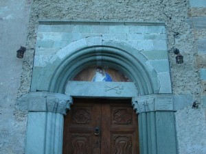Lunetta sulla porta della Chiesa di Villar(Cuneo)
