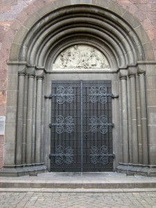 Portone della chiesa  del Sacro Cuore a Bolzano