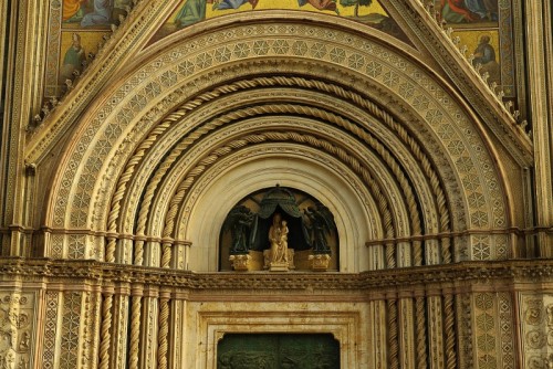 Orvieto - Particolare alto del portale del Duomo di Orvieto