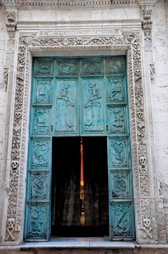 Monopoli - Il portone della Chiesa del Purgatorio Monopoli - Il portone della Chiesa del Purgatorio