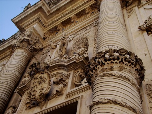 Lecce - lo stemma e la statua di San Domenico di Guzman Lecce - lo stemma e la statua di San Domenico di Guzman