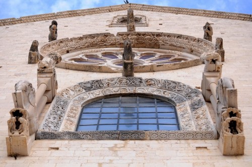 Trani - alzo gli occhi al cielo per ammirare la finestra romanico pugliese