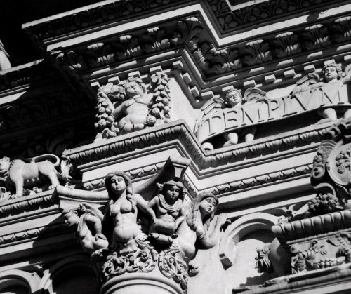 Lecce - un capitello "osè" in quel di Lecce