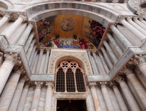 una finestra gotica ed un mosaico unite a Venezia
