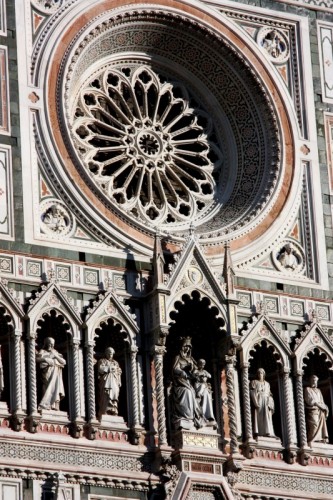 Firenze - facciata di Santa Maria del Fiore: rosone, Maria e gli Apostoli Firenze - facciata di Santa Maria del Fiore: rosone, Maria e gli Apostoli