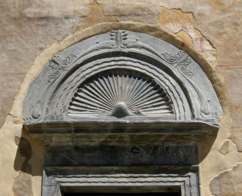 Cesana Torinese - Cesana Torinese, parrocchiale di S. Giovanni Battista, lunetta in pietra Cesana Torinese - Cesana Torinese, parrocchiale di S. Giovanni Battista, lunetta in pietra