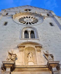 sacro e profano sulla facciata centrale del duomo di Bari