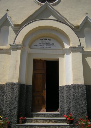 Argentera - portale della parrocchiale di San Giacomo a Ferriere, frazione di Argentera