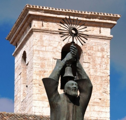 San Giovanni Rotondo - Campana tra le braccia di S. Pio che innalza l'ostensorio