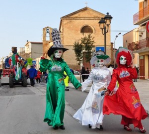 Il tricolore in tre donzelle mascherate