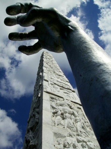 Roma - Mano inquietante sull'obelisco!!