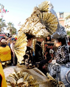 ……Avvicinati che ti saluto