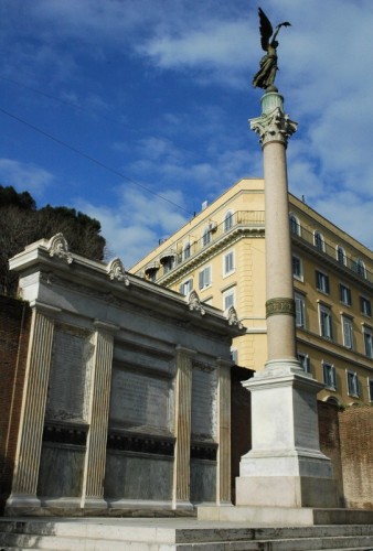 Roma - Colonna con vittoria alata