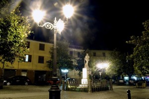 A qualcosa serve illumina monumento ai caduti