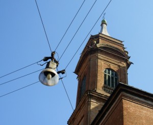 campanile con elementi di disturbo