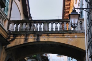 Lampione fa rima con balcone (o pontone?)