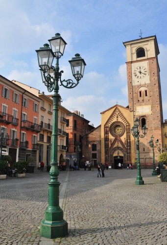 Chivasso - Chivasso: lampione e il Duomo Chivasso - Chivasso: lampione e il Duomo