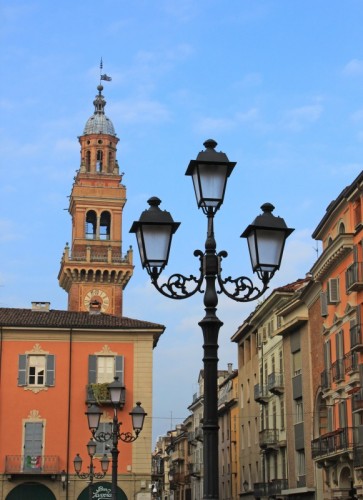 Casale Monferrato - La torre civica dai lampioni di piazza Mazzini Casale Monferrato - La torre civica dai lampioni di piazza Mazzini