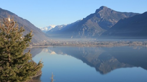 Bondone - Il Bondone si specchia nel lago d'Idro