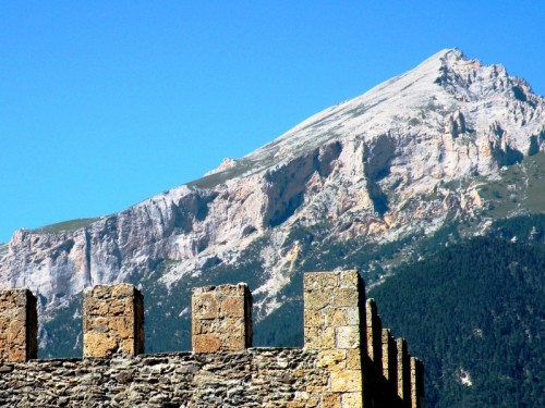 Salbertrand - La piramide del Monte Seguret, svetta sui merli della Torre Delfinale di Oulx Salbertrand - La piramide del Monte Seguret, svetta sui merli della Torre Delfinale di Oulx