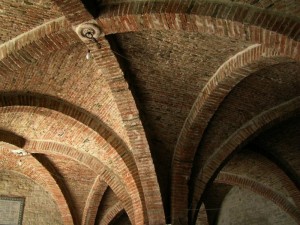 Todi: il porticato della piazza