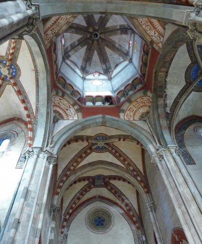 Vercelli - Archi nella navata centrale della Basilica di Sant'Andrea