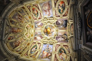 Stanza con figure femminili nei Musei Vaticani