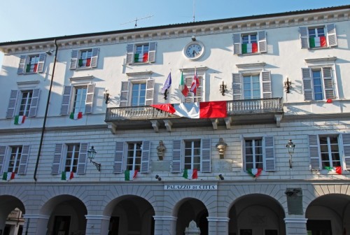 Ceva - Tricolore double face sul balcone del Municipio di Ceva Ceva - Tricolore double face sul balcone del Municipio di Ceva