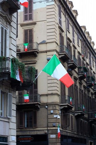 Torino - Tricolore sventola in piazza Carignano