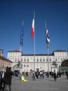 bandiere davanti a Palazzo Reale