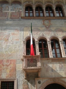Trento, bandiera sul palazzo municipale