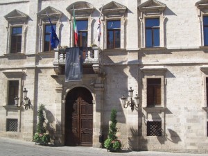 Bandiere con il tricolore nel Palazzo Ducale