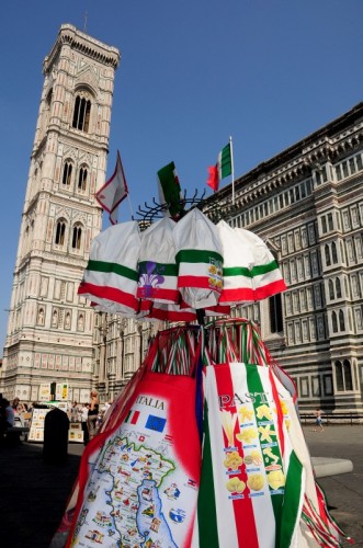Firenze - i souvenir italiani con il campanile di Giotto  del Duomo di Firenze