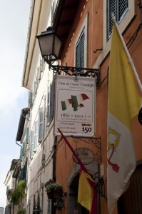 il lampione e le bandiere