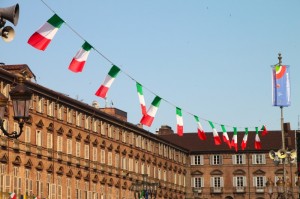 Sventolio di bandiere in Piazza Castello