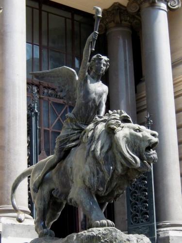 Napoli - Il genio alato cavalca il leone Napoli - Il genio alato cavalca il leone