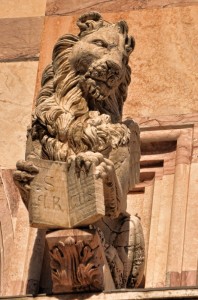 alla base della bifora..