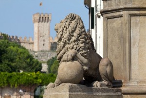 …così vicina, così lontana…