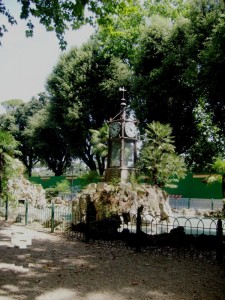 L’orologio ad acqua nel giardino del Pincio.