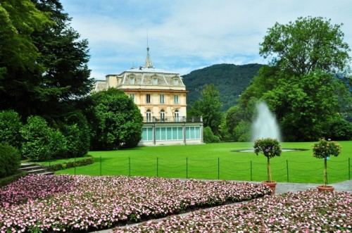 Verbania - Tra fiori, piante e fontane dei Giardini, appare Villa Taranto Verbania - Tra fiori, piante e fontane dei Giardini, appare Villa Taranto