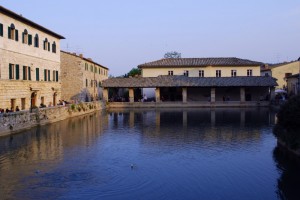 La curiosa piazza-vasca di Bagno Vignoni