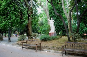 Una statua nel Boschetto