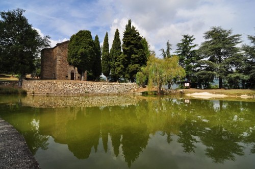 Lucinasco - Chiesa di Santo Stefano riflessa nel laghetto del Parco