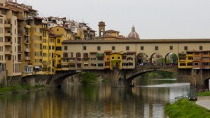 Sotto “Ponte Vecchio” (al riparo dal flusso dei turisti…)