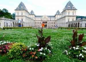 Torino - Fioritura nel giardino antistante il Castello del Valentino.