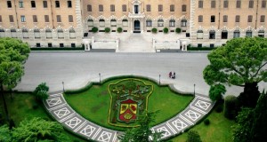 Lo Stemma Pontificio nei Giardini Vaticani.