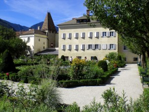 Tra i  cespugli di rose,  i profumi di erbe aromatiche
